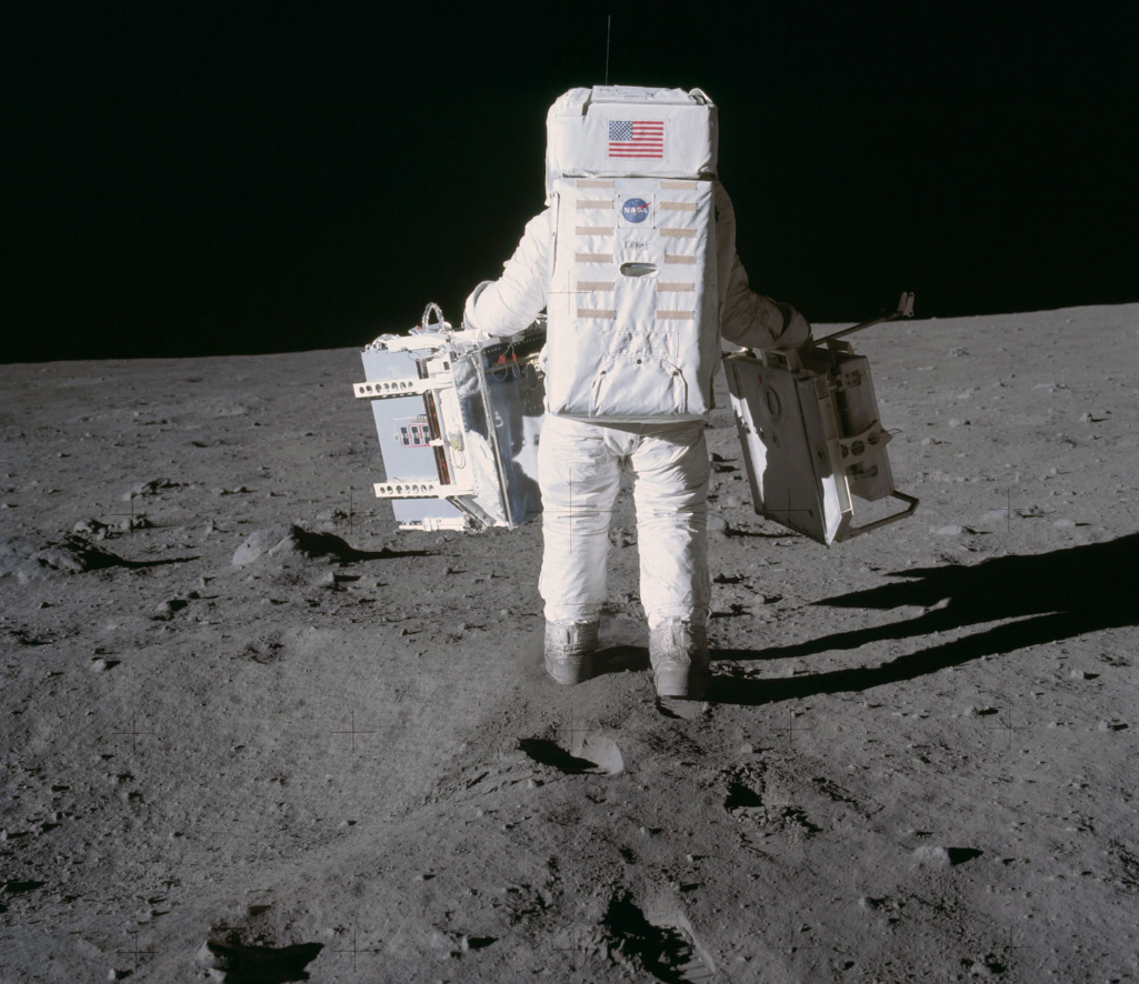 Số phận kỳ lạ của một mẫu bụi Mặt trăng