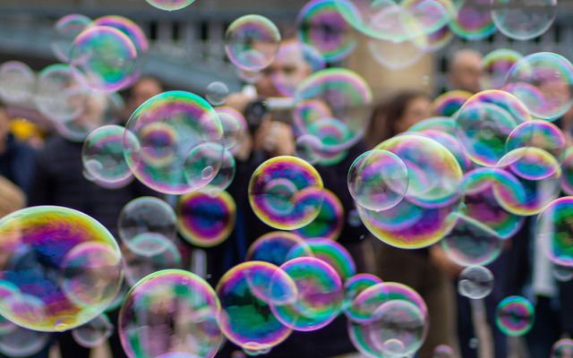 Màng bong bóng xà phòng lạnh hơn không khí xung quanh