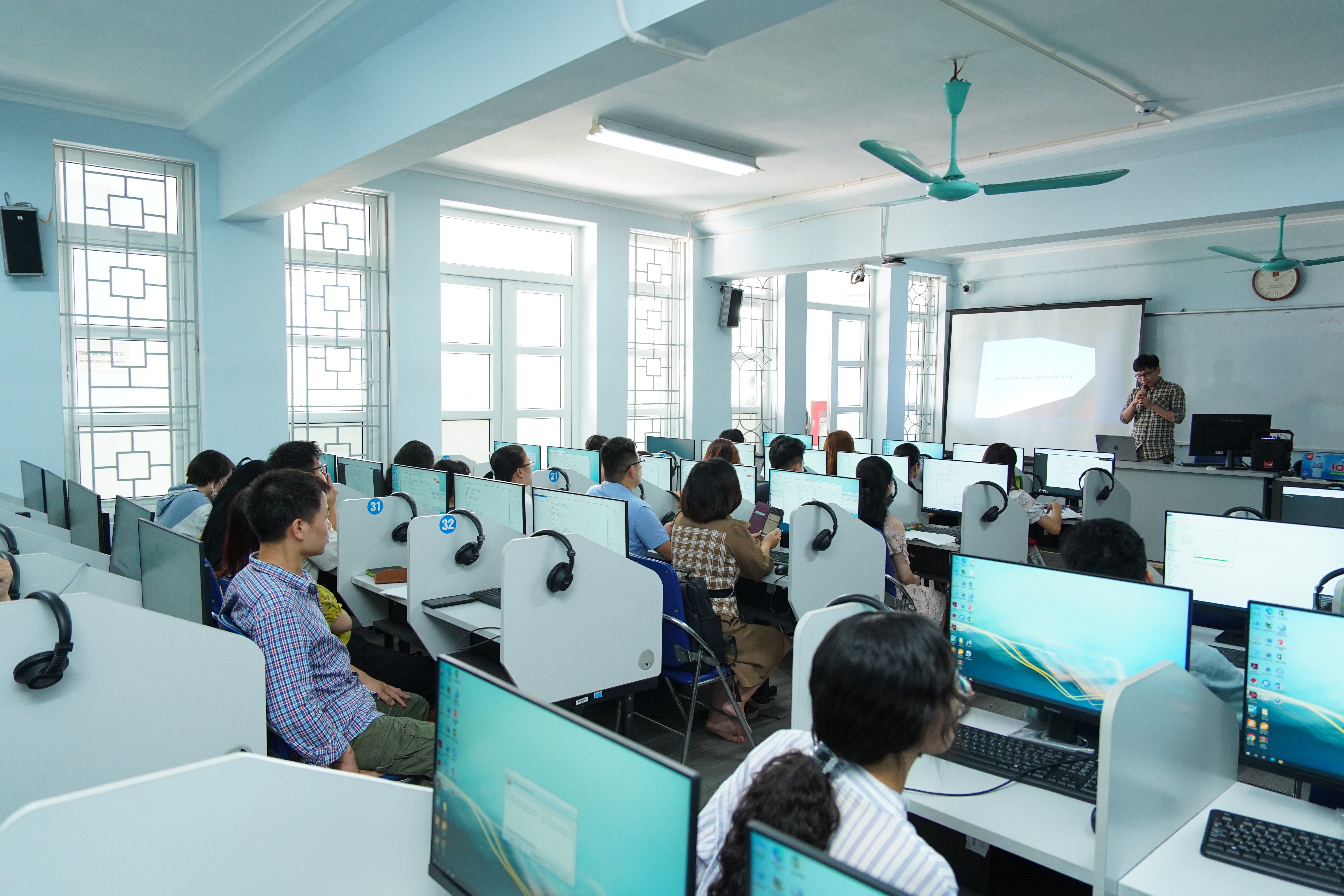 Đổi mới phương pháp giảng dạy môn Toán trong các chương trình đào tạo KHXH