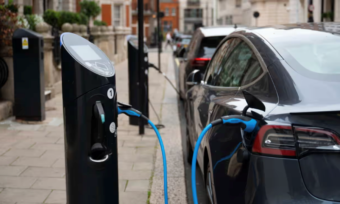 Xe lai hybrid và xe điện có nhiều khả năng đâm vào người đi bộ hơn xe xăng