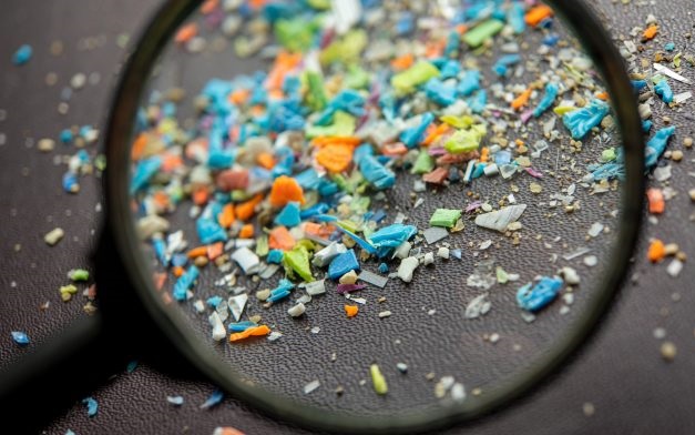 Bằng chứng đầu tiên về vi khuẩn kháng kháng sinh liên quan đến vi nhựa