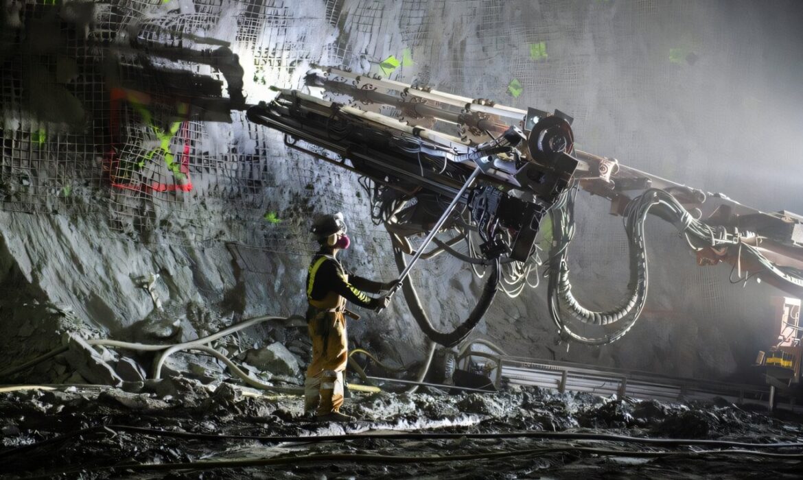 Nghiên cứu vật lý hạt tiến gần tới việc trả lời câu hỏi tại sao có chúng ta trên trái đất