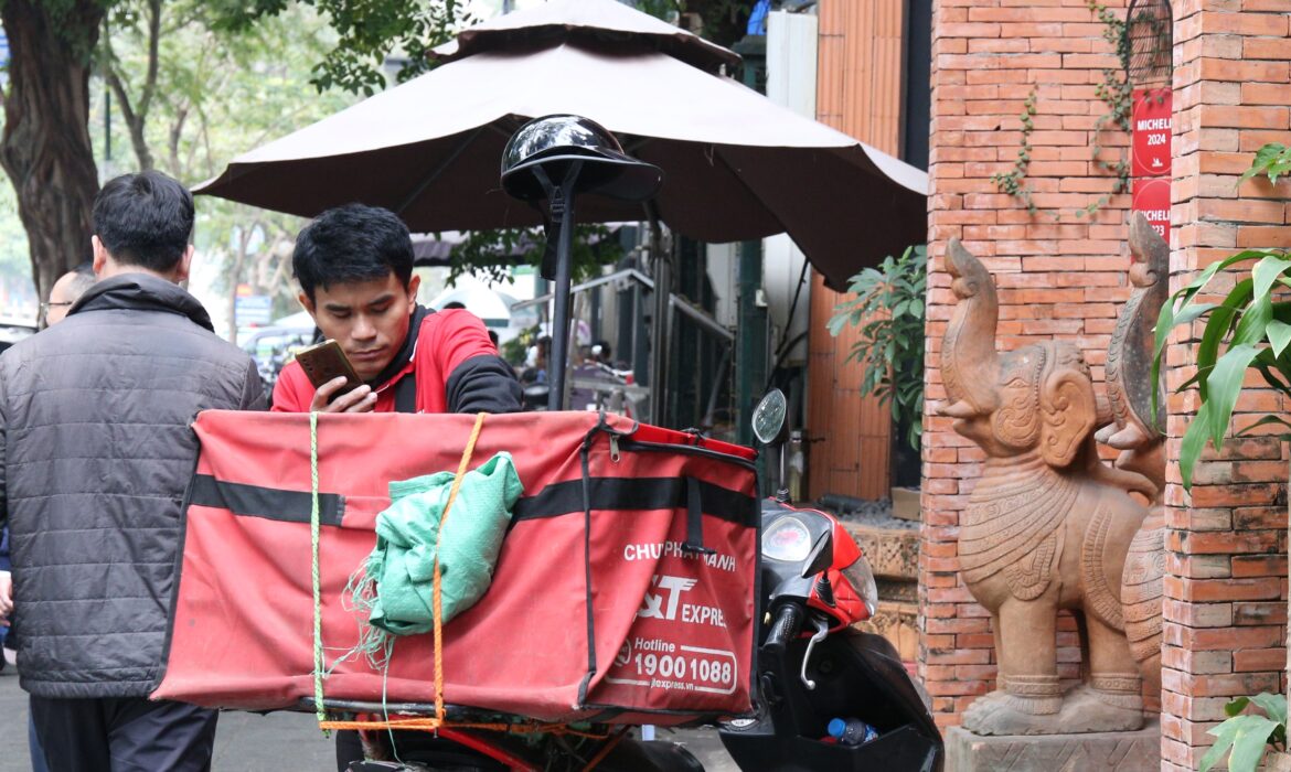 Xe máy sử dụng như phương tiện sinh kế: Cấm hay không?