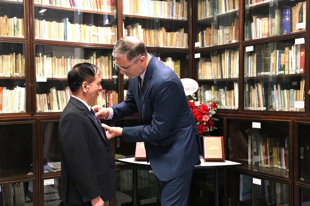 TS. Trần Hữu Sơn được trao huân chương Hiệp sĩ Cành cọ Hàn lâm của Pháp