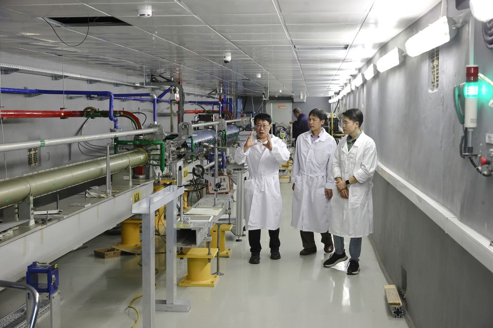 Nhóm nghiên cứu Việt Nam thực hiện thí nghiệm tại Dubna