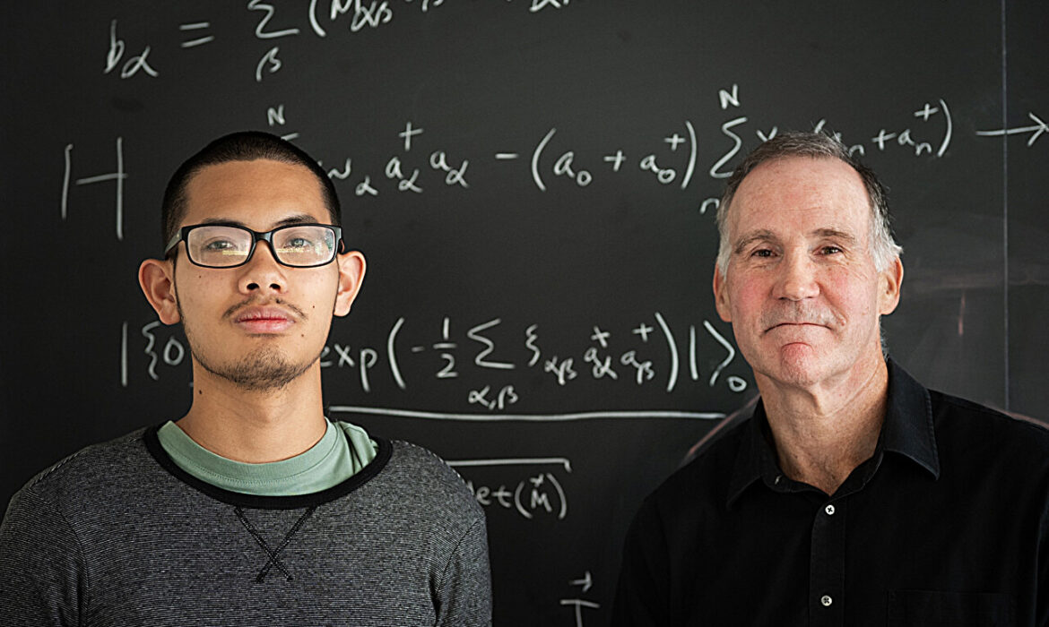 Nhà vật lý gốc Việt giải bài toán dao động điều hòa tắt dần lượng tử tồn tại 90 năm