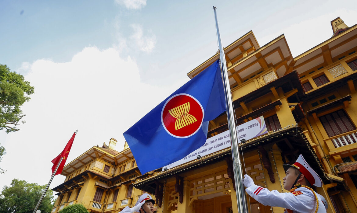 Việt Nam trong 30 năm hội nhập ASEAN: Những giá trị của đường lối “trung dung” 